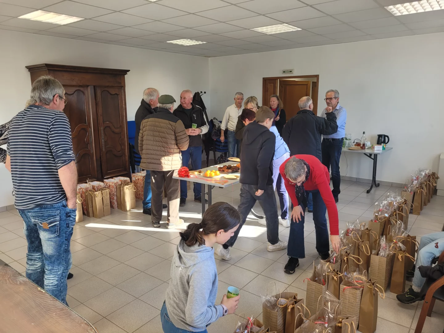 Remise du colis des ainés par le CCAS et le CMJ
